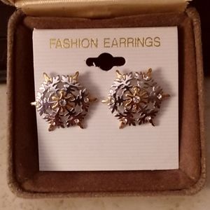 Avon Holiday & Winter Snowflake Stud Earrings